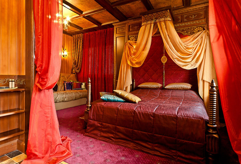 Спальня в красно-оранжевых тонах в индийском стиле