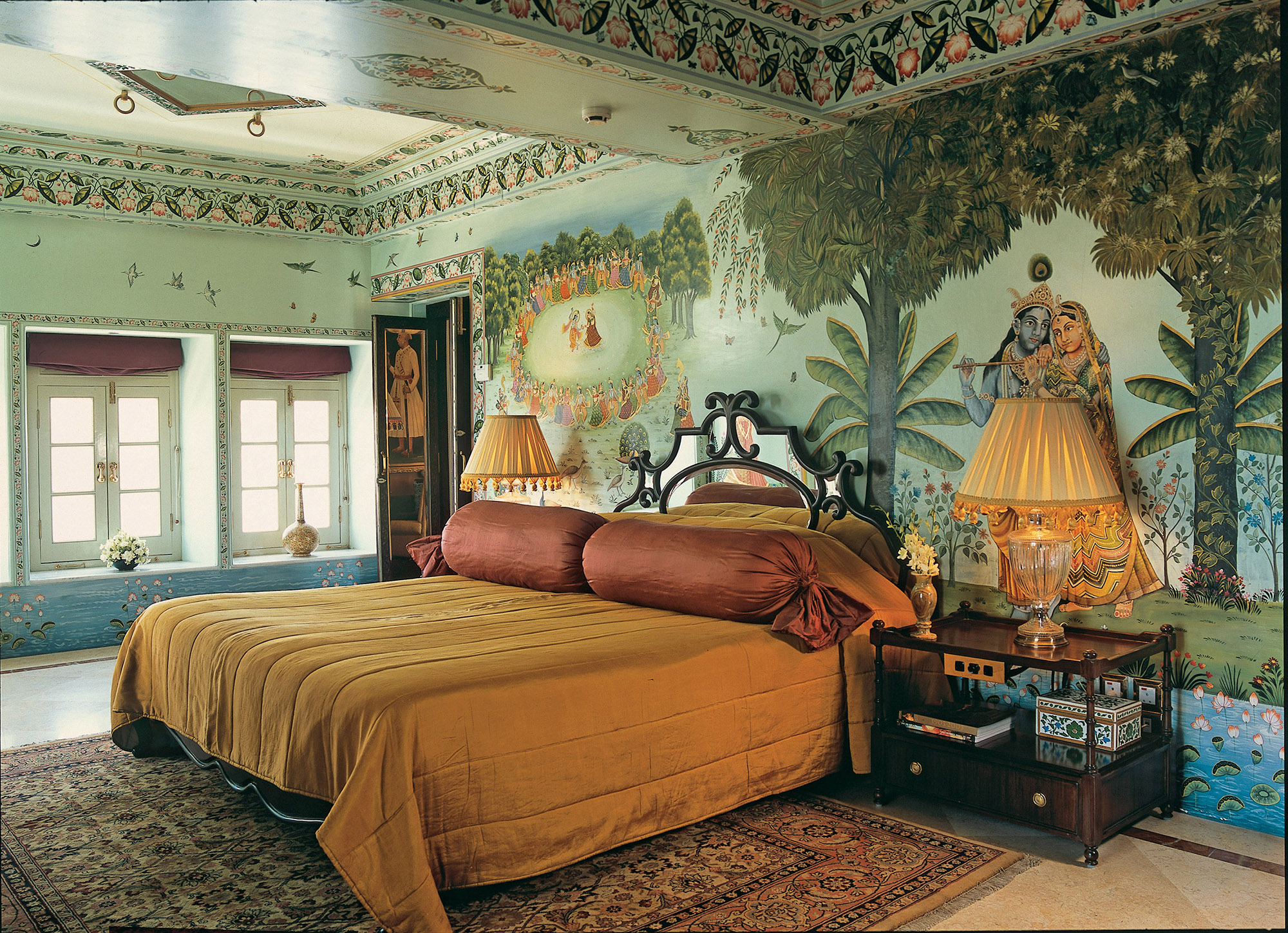 Большая спальня в индийском стиле