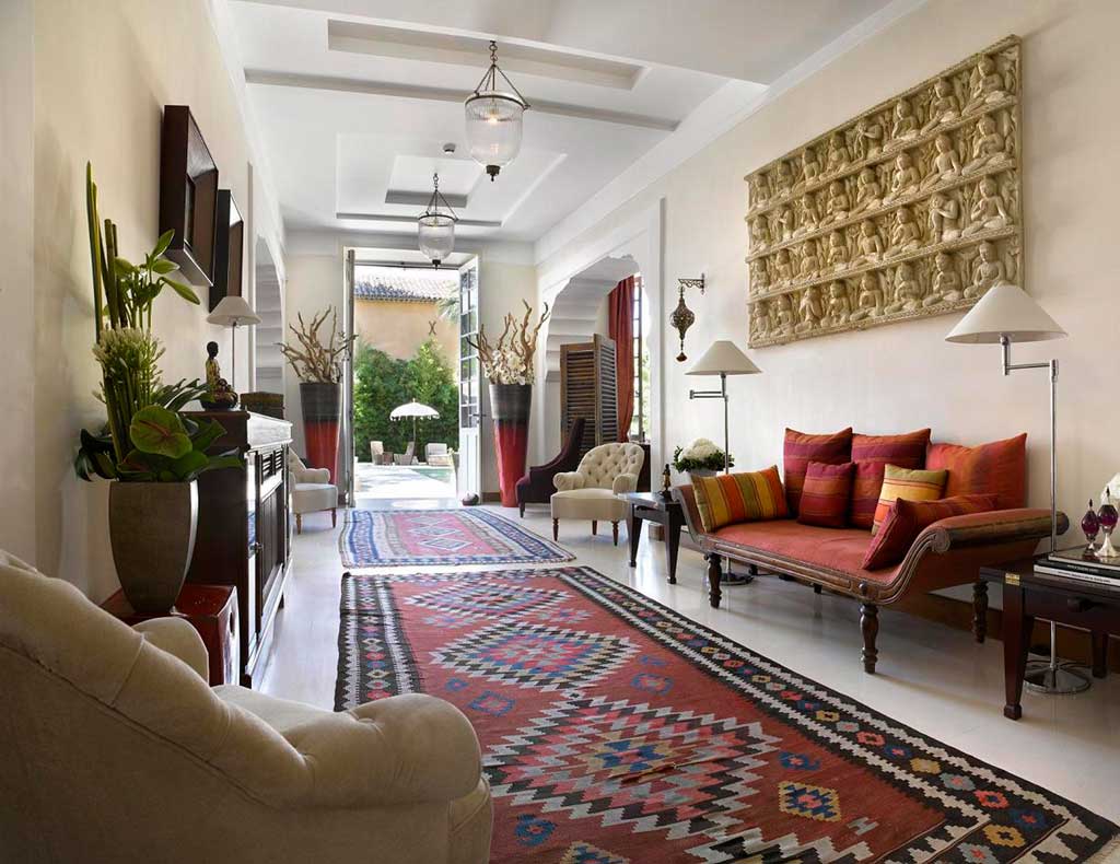Светлая прямоугольная гостиная в индийском стиле