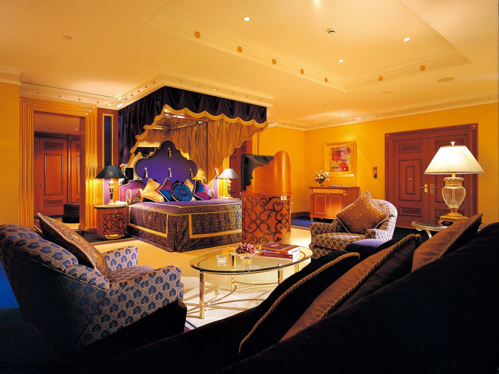 Большая спальня с балдахином в индийском стиле