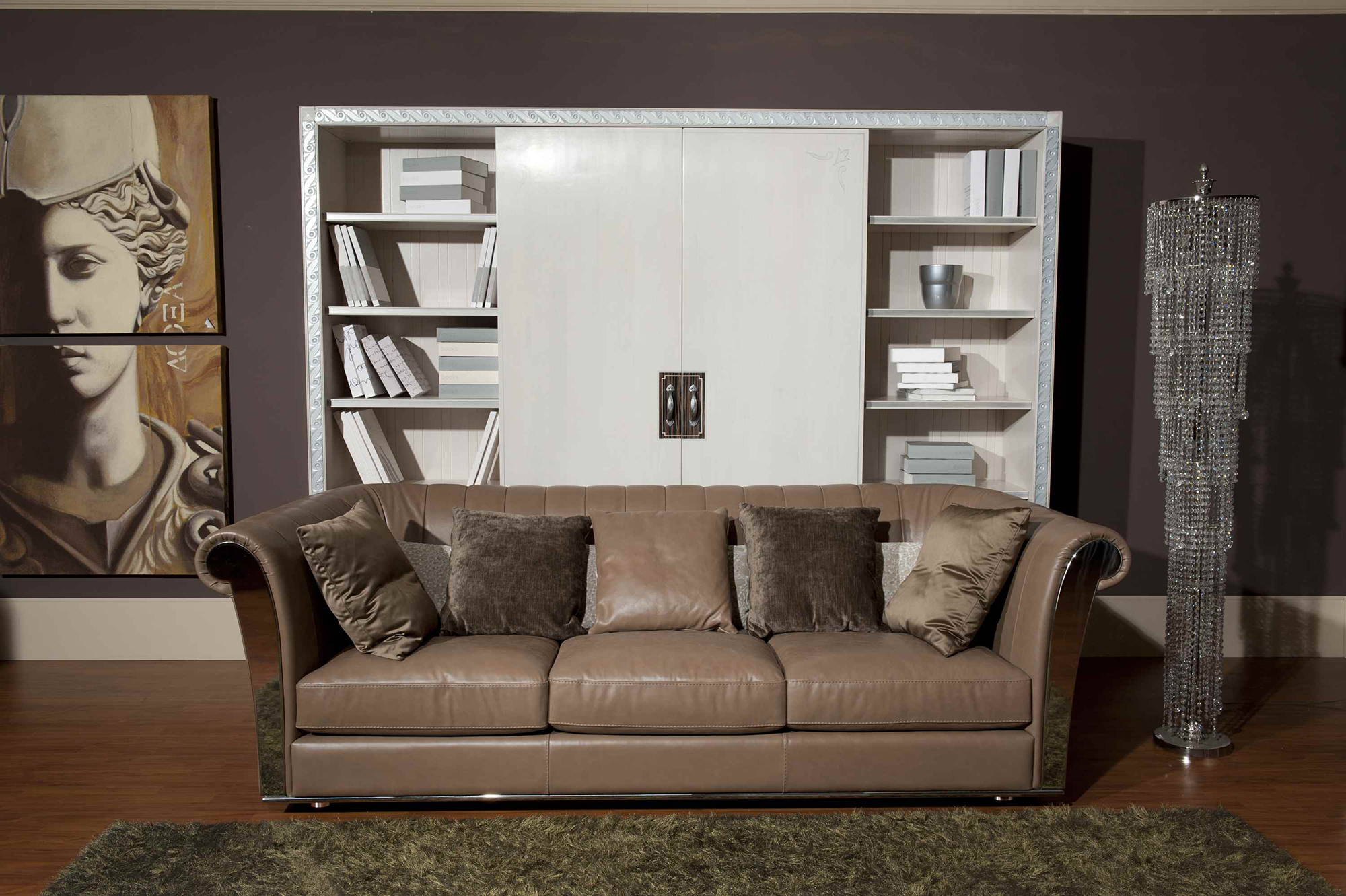 Кремовый кожаный диван в гостиной