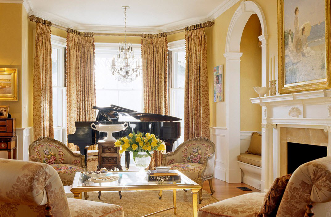 Желто-белая гостиная в викторианском стиле