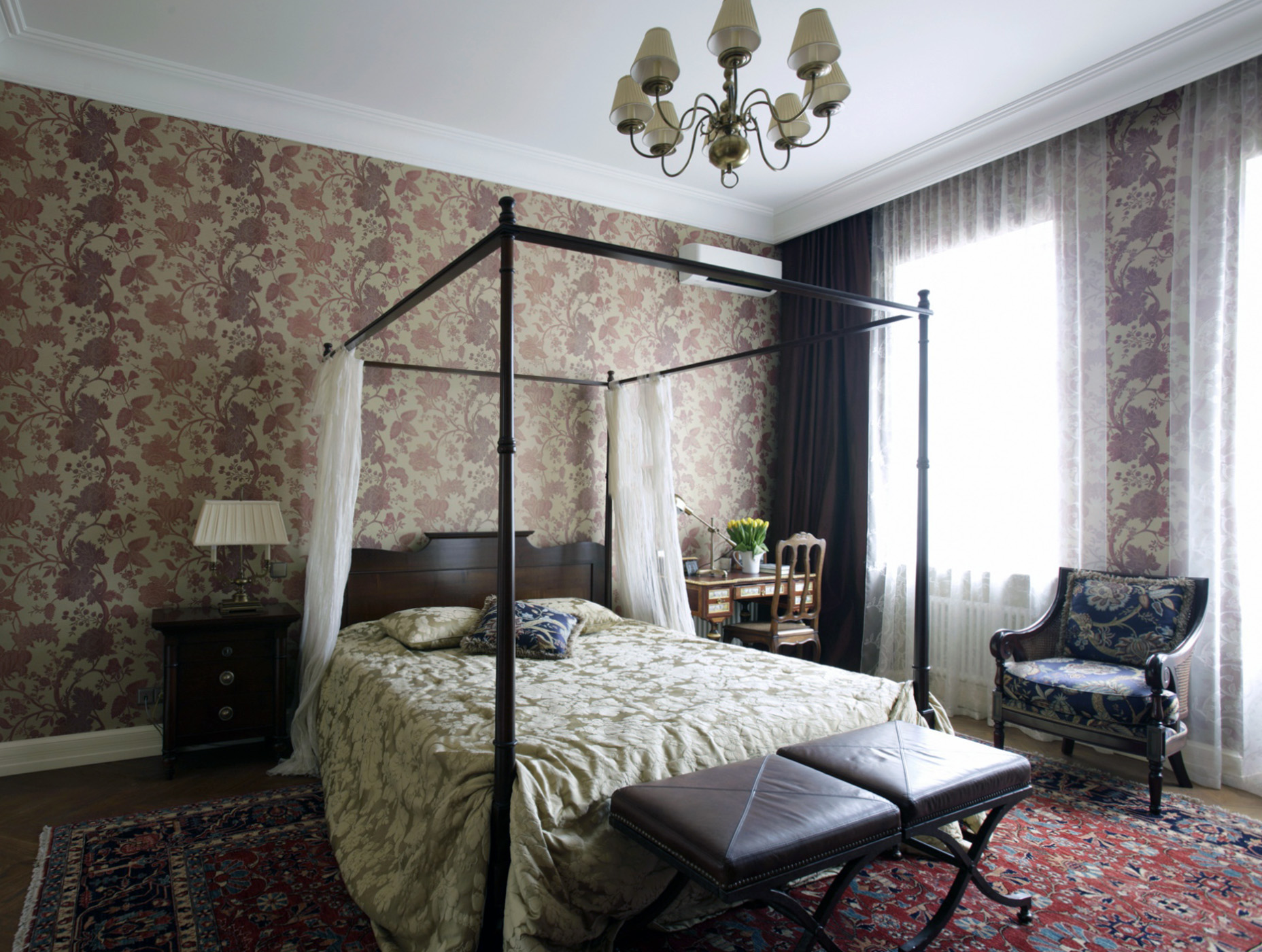 Небольшая спальня в викторианском стиле
