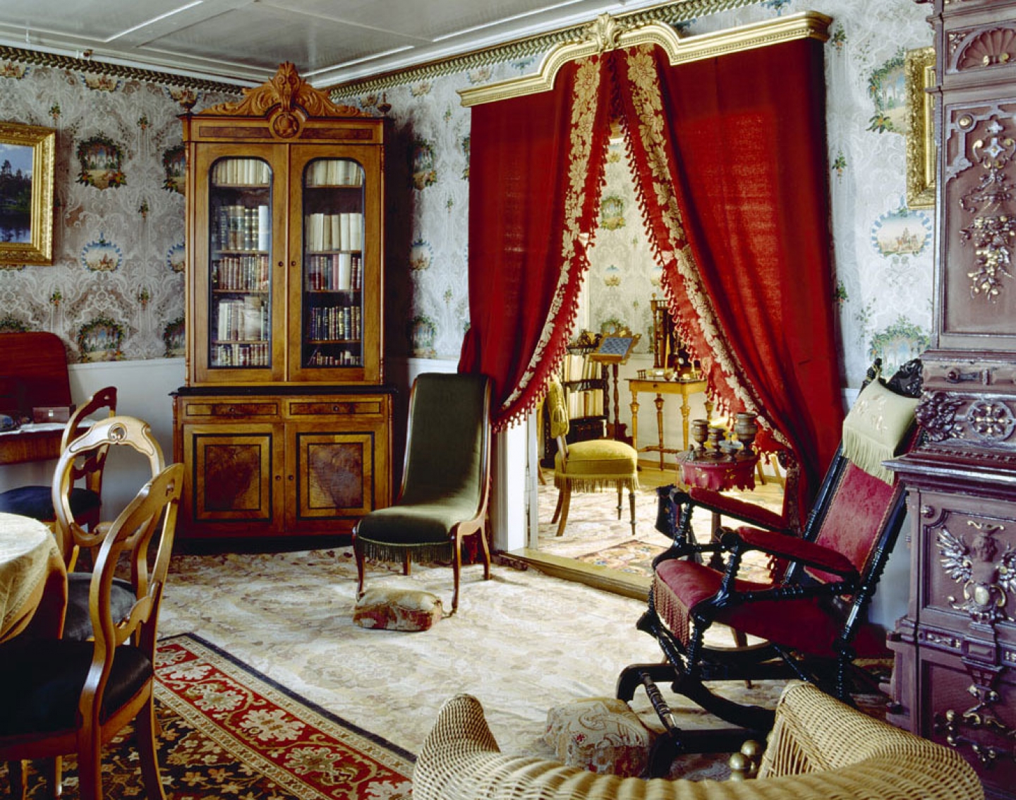 Обои с узором в гостиной в викторианском стиле