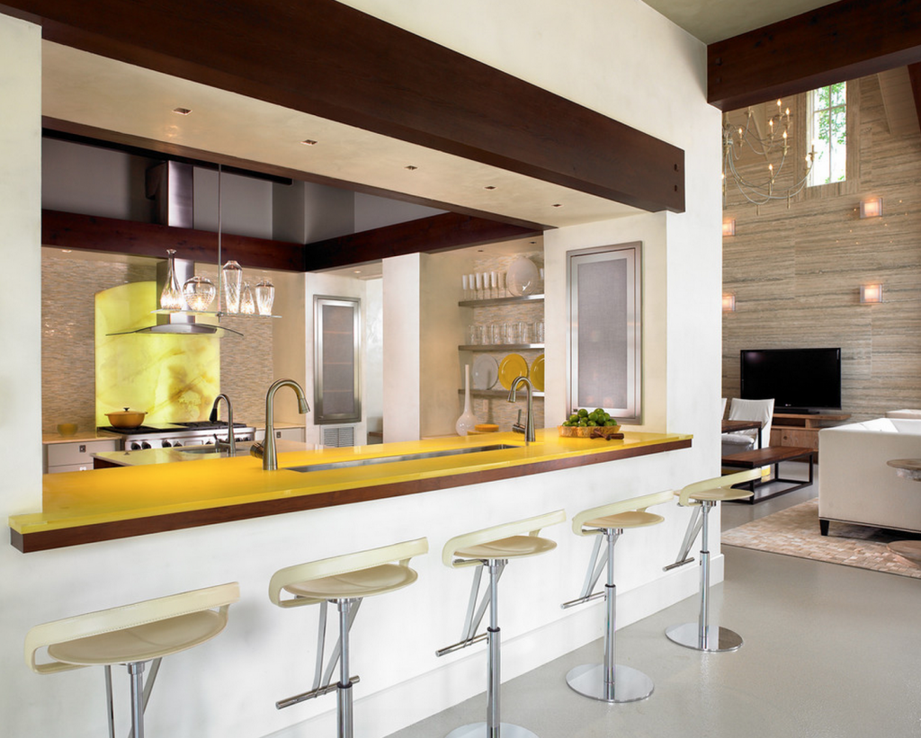 Желтая столешница в гостиной-кухне