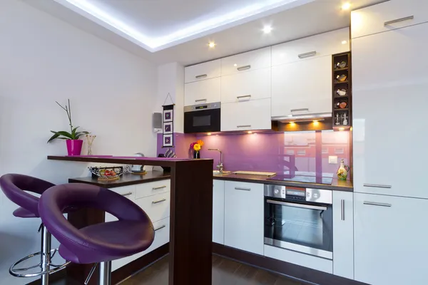 Интерьер кухни белый и фиолетовый — стоковое фото