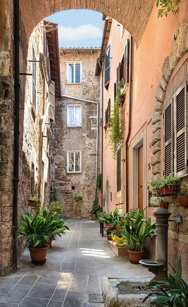 Красивая улица древнего города Тосканы — стоковое фото
