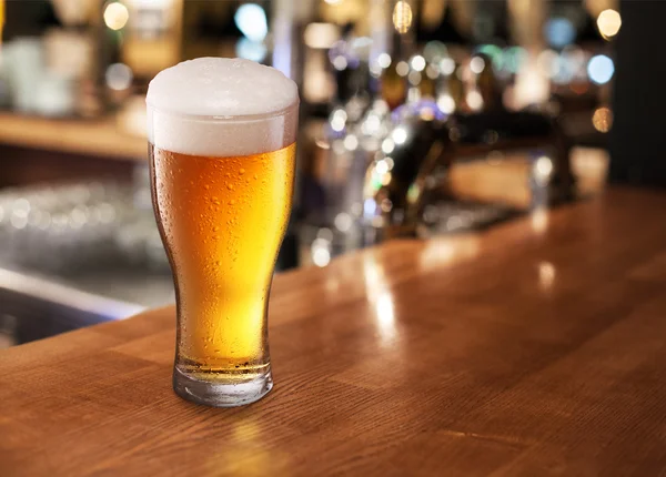 Пивной стакан на баре — стоковое фото