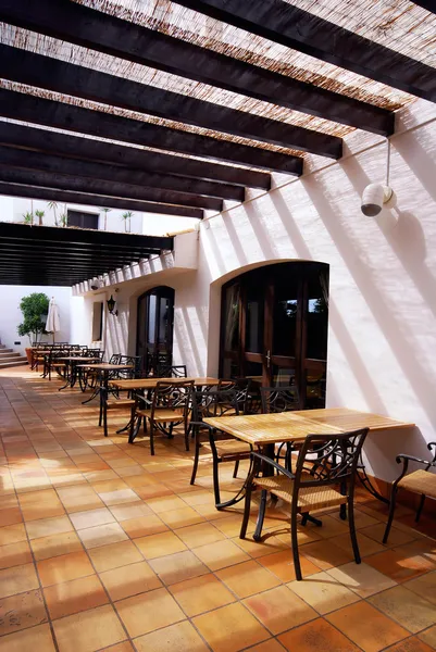 Открытая терраса кафе в средиземноморском городе — стоковое фото