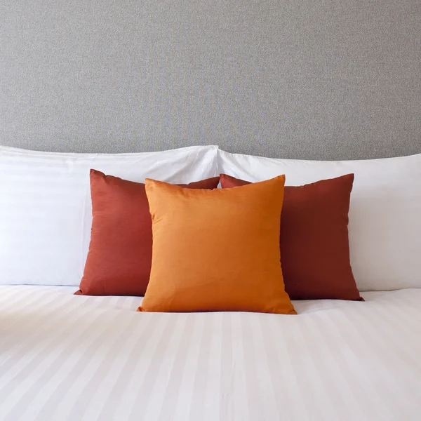 Красочные подушки на кровати отель с пространством для текста — стоковое фото