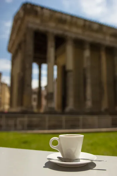 Пить чай или кофе в кафе в Риме в Италии — стоковое фото