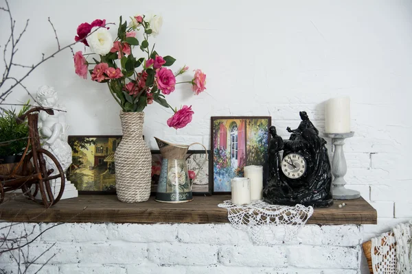Дизайн интерьера вазы с цветами и свечами часы подарит кирпич — стоковое фото