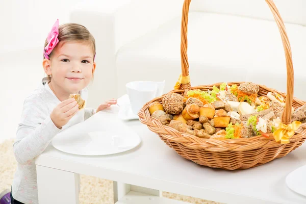 Милая маленькая девочка с печеньем — стоковое фото