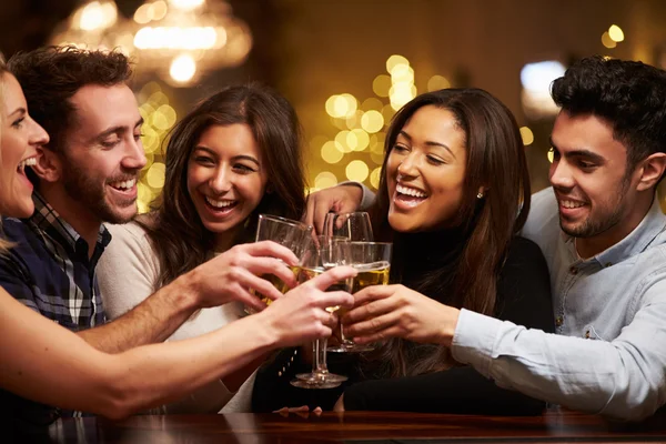 Группа друзей, наслаждаясь напитками в баре — стоковое фото