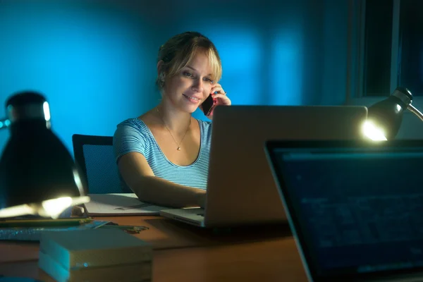 Женщина интерьера дизайнер мобильный телефон работать поздно ночью — стоковое фото