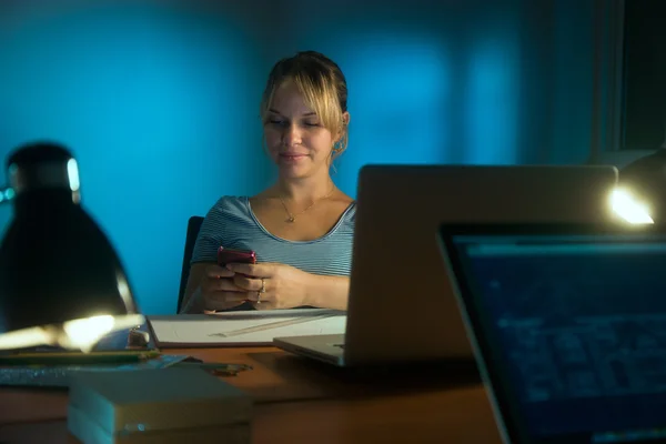 Женщина интерьера дизайнер Texting телефон работает поздно ночью — стоковое фото