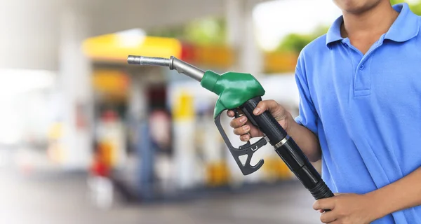 Газ насос для заправки автомобилей на АЗС — стоковое фото