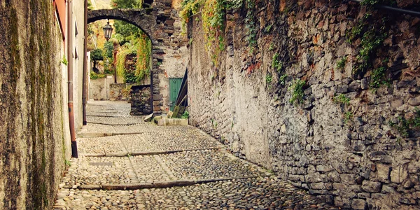 Пустынная средневековая улица - старинный эффект. Варенна, озеро Комо, Италия — стоковое фото