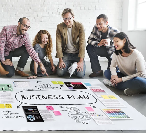 Дизайнеры, работающие с плаката и бизнес-план — стоковое фото