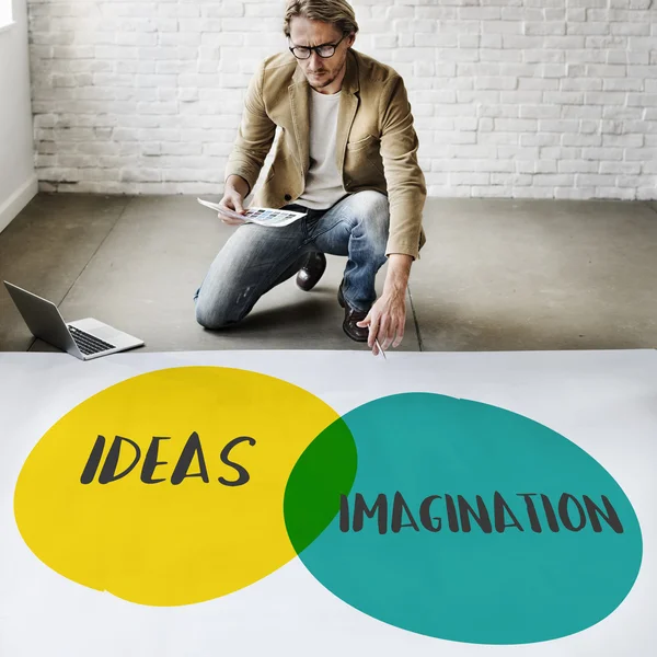 Бизнесмен, работа с идеями воображения — стоковое фото