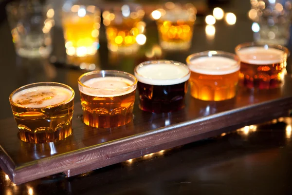 Набор бокалов пива света и тени на фоне паб — стоковое фото