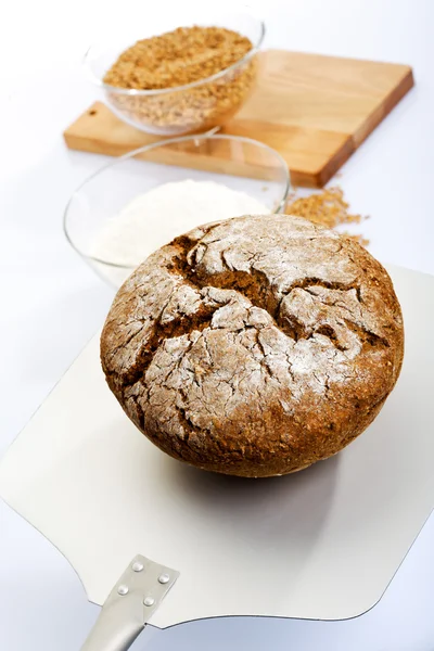 Свежий хлеб из непросеянной муки — стоковое фото