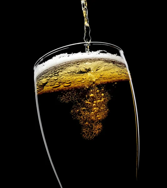 Стакан пива с пеной — стоковое фото