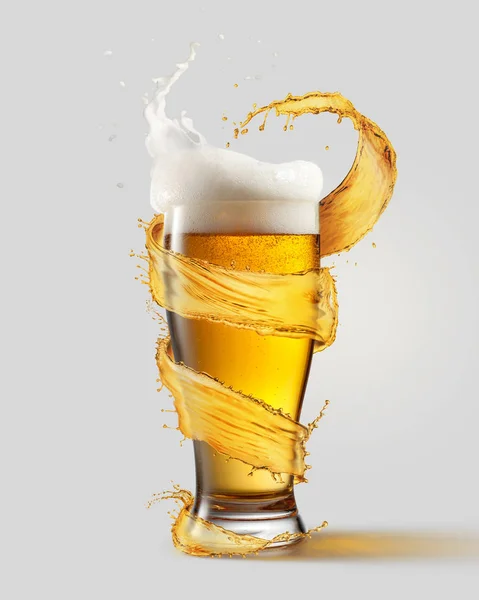 Холодное пиво с пеной — стоковое фото