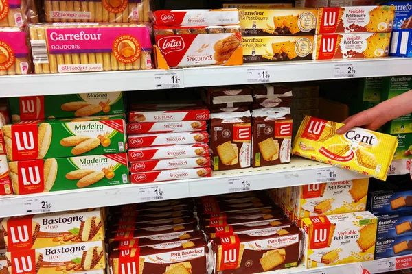 Бисквитные упаковки в супермаркете — стоковое фото