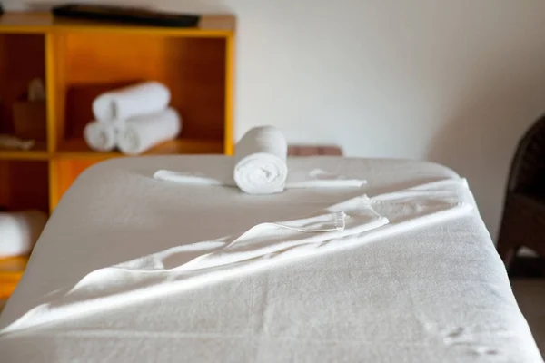 Рулонный полотенце на массажном столе — стоковое фото