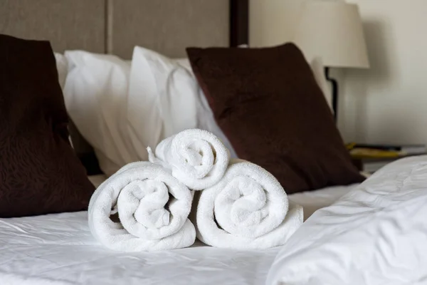 Рулонные полотенца на кровати — стоковое фото