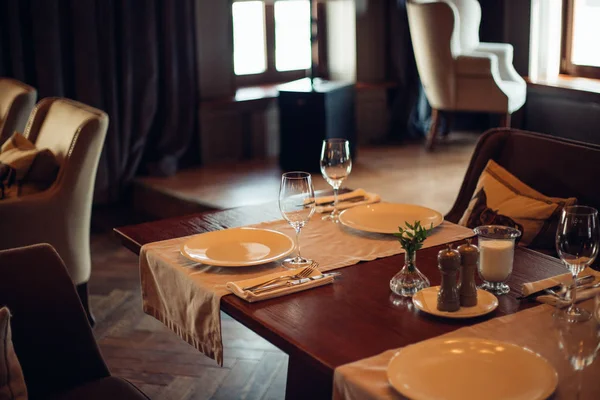 Интерьер современный и простой кафе с классической деревянной мебелью — стоковое фото