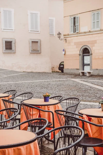Столы на улице — стоковое фото