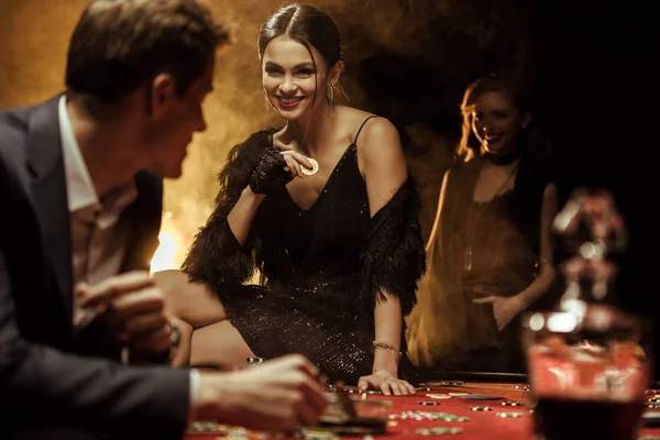 Пара играет в покер — стоковое фото