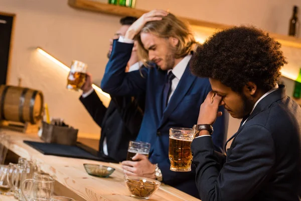 Бизнесмены, пить пиво в баре — стоковое фото