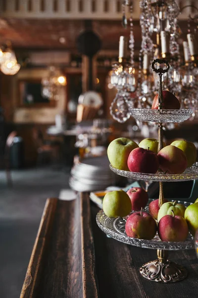 Close Shot Vintage Stand Ripe Apples Standing Bar Counter Restaurant — стоковое фото