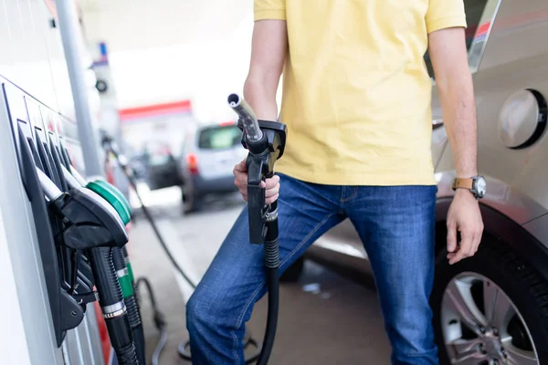 Человек Наполнения Топлива Бензин Машине Газозаправочной Станции — стоковое фото