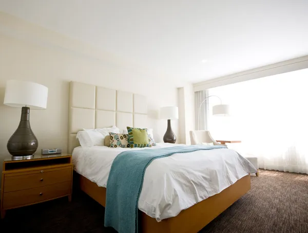 Двуспальная кровать в современный интерьер комнаты — стоковое фото