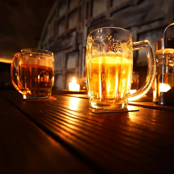 Пиво в темноте — стоковое фото