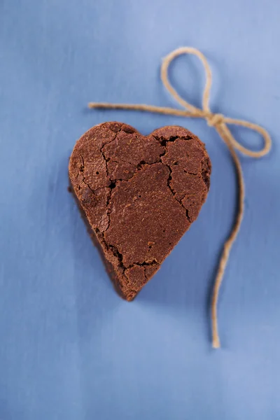 Шоколадный Брауни десерты в форме сердца на синий деревянный стол — стоковое фото