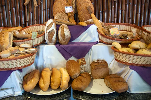 Вкусный свежий хлеб в магазине — стоковое фото