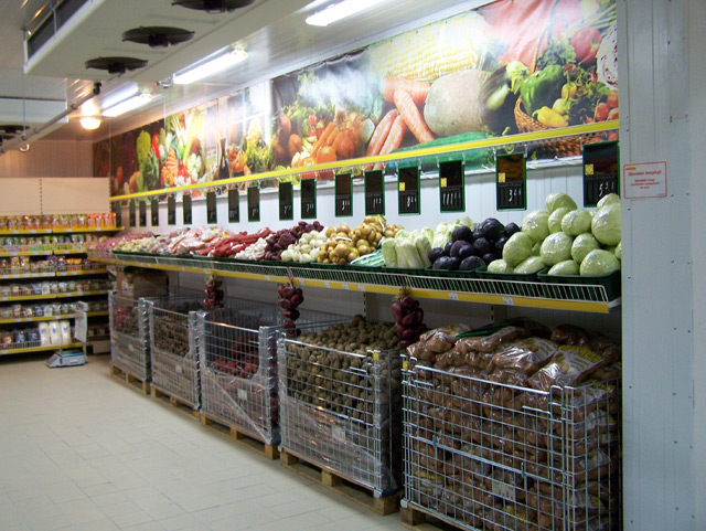 Зона овощей и фруктов со специальным режимом охлаждения и 2-мя зонами выкладки: горизонтальная полка + запас в корзинах на паллетах
