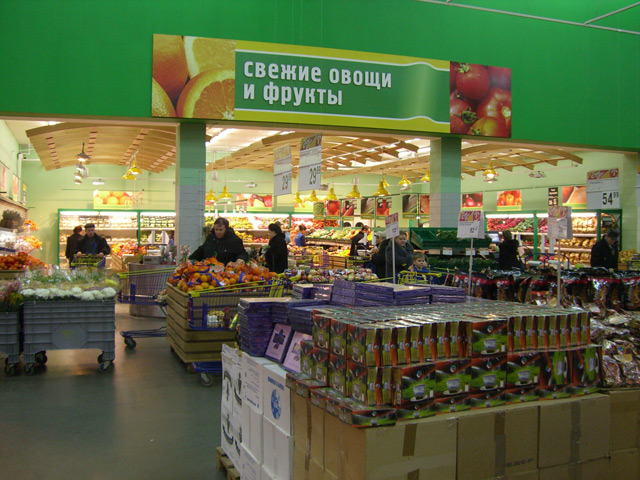 Зона овощей и фруктов убрана в нишу торгового зала со специальным режимом охлаждения