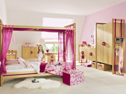 Кровать-подиум в детской комнате для девочки