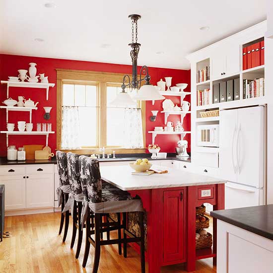 Красная стена на фоне белой кухне