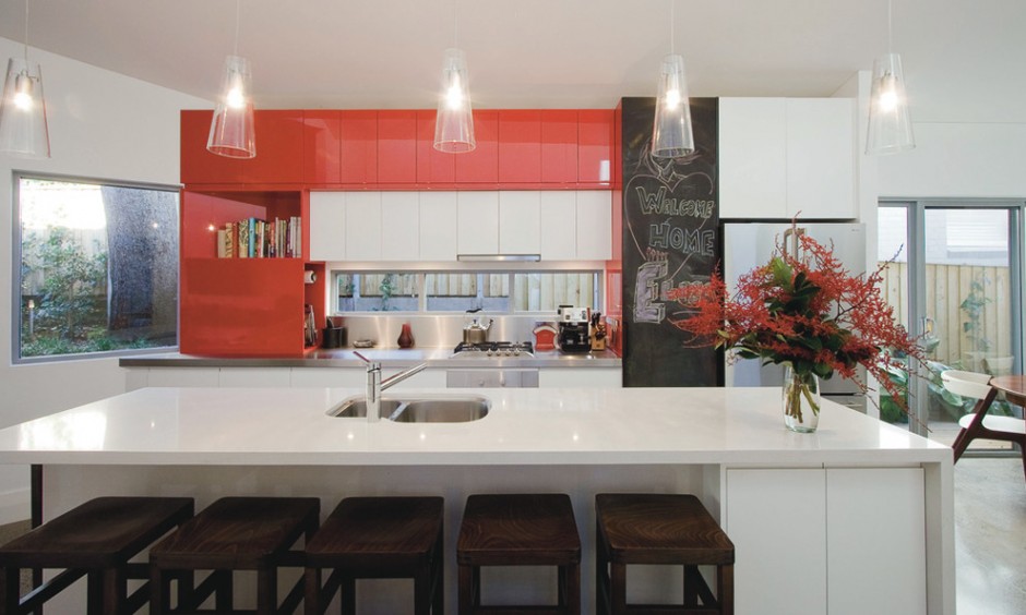 Сочетание красного и черного цвета на большой кухне