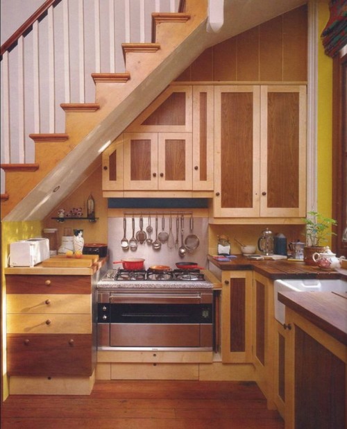 Кухонный уголок под лестницей