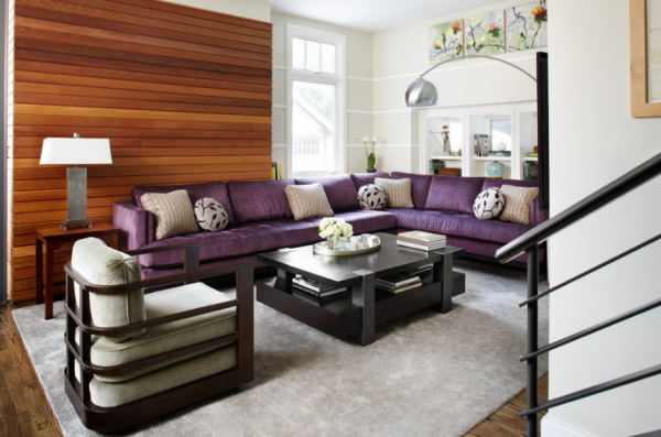Дизайн комнаты с фиолетовым диваном