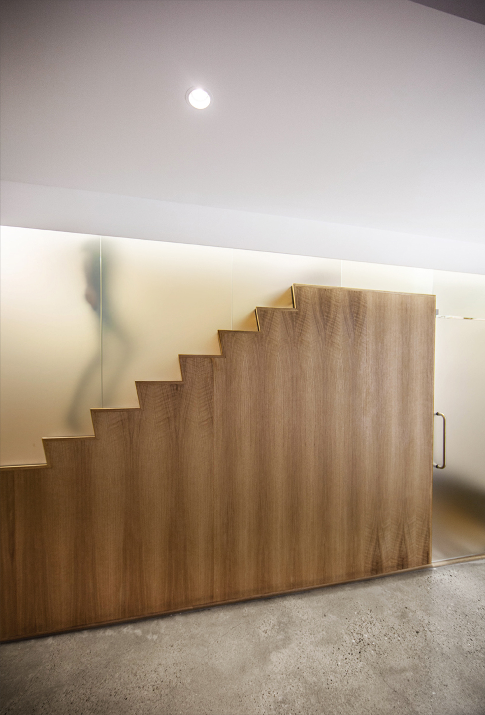 Деревянная лестница в дизайне спа-салона