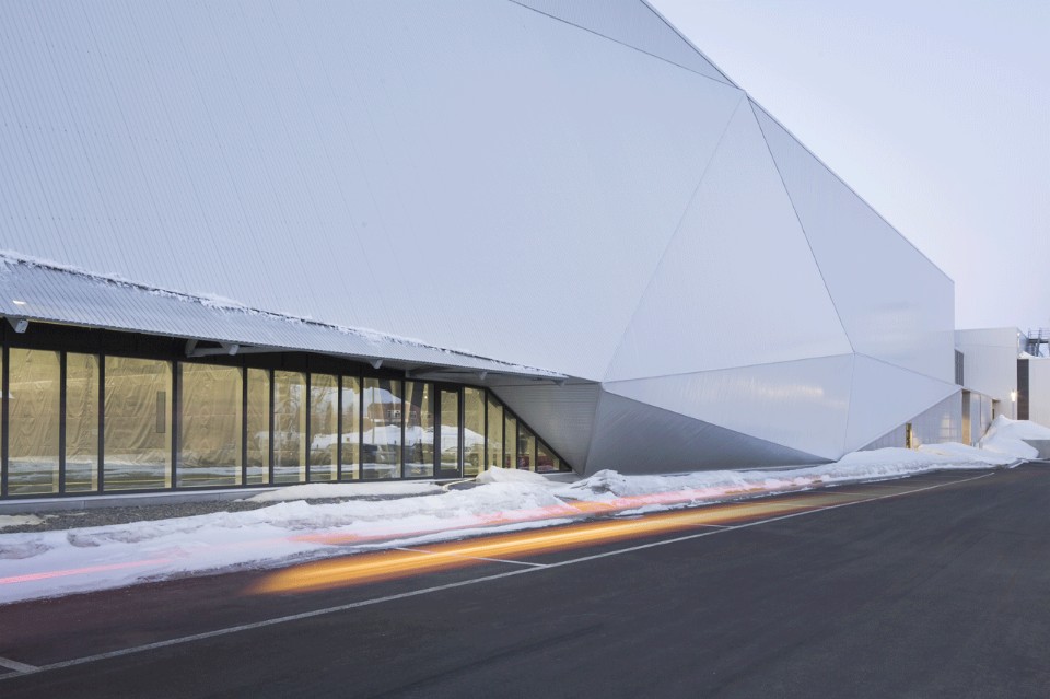 Белый фасад здания со спортивными залами